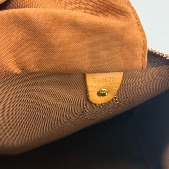 Louis Vuitton Speedy 30 Satchel with Iconic Monogram - Picture 10 of 13